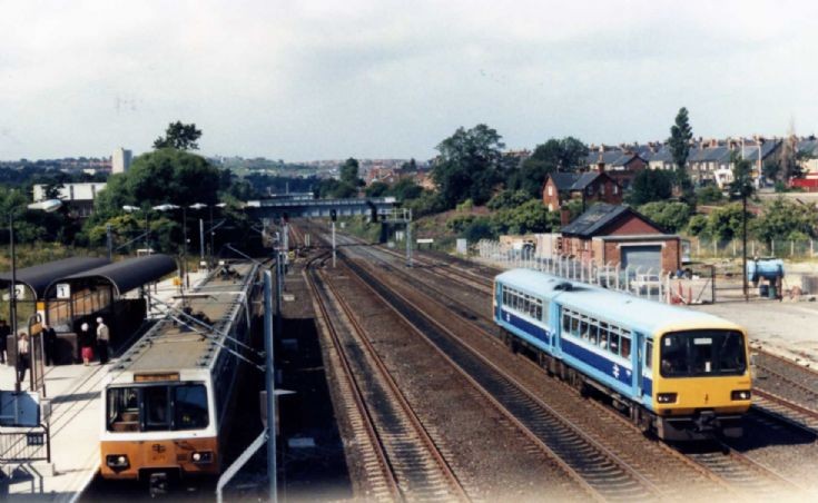 Class 143 train Passing Pelaw Metro station 