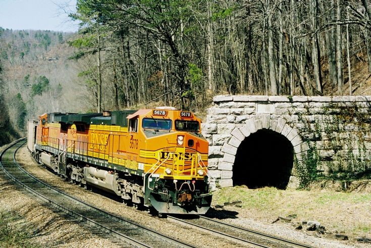 BNSF 5678 at Whiteside, Tennessee.