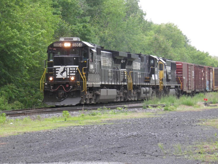 CP 412 led by NS 8864 in Buttonwood, PA.